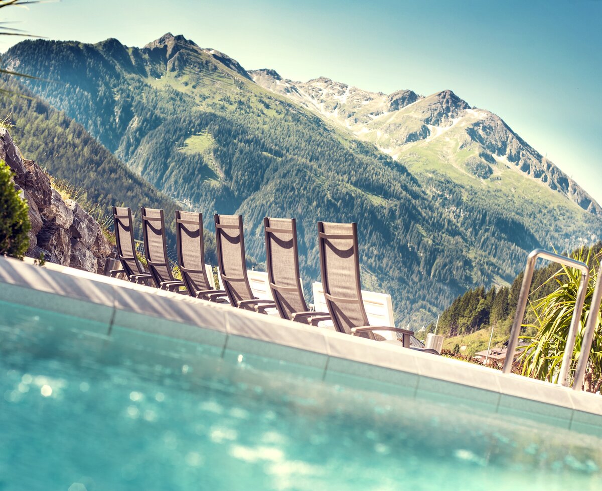 Felsentherme Bad Gastein, Schwimmbad, Berge im Hintergrund, Gasteinertal, Salzburger Land | © Felsentherme Bad Gastein / Max Steinbauer Photography