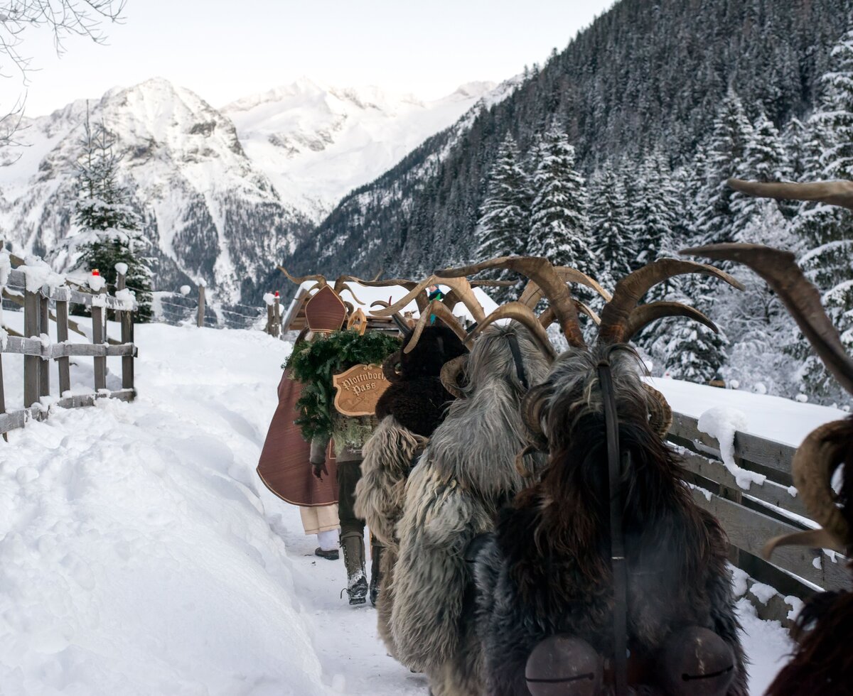 Krampus, Perchten im Schnee mit Nikolaus von hinten, Gasteinertal, Salzburger Land | © Gasteinertal Tourismus GmbH / Marktl Photography