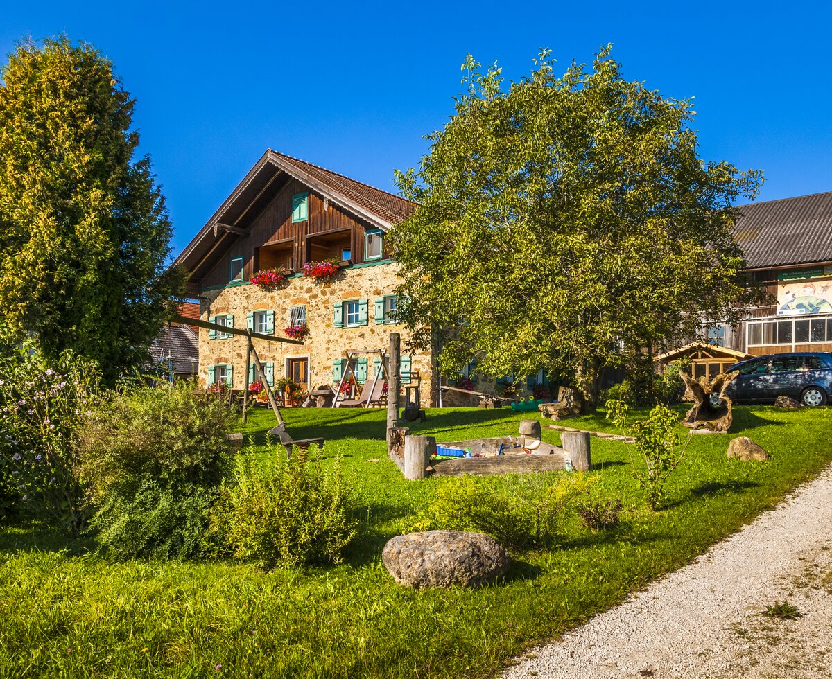 Hofansicht Baby- und Kinderbauernhof Aicherbauer in Seeham im Salzburger Seenland. | © Urlaub am Bauernhof im SalzburgerLand / Bernd Suppan