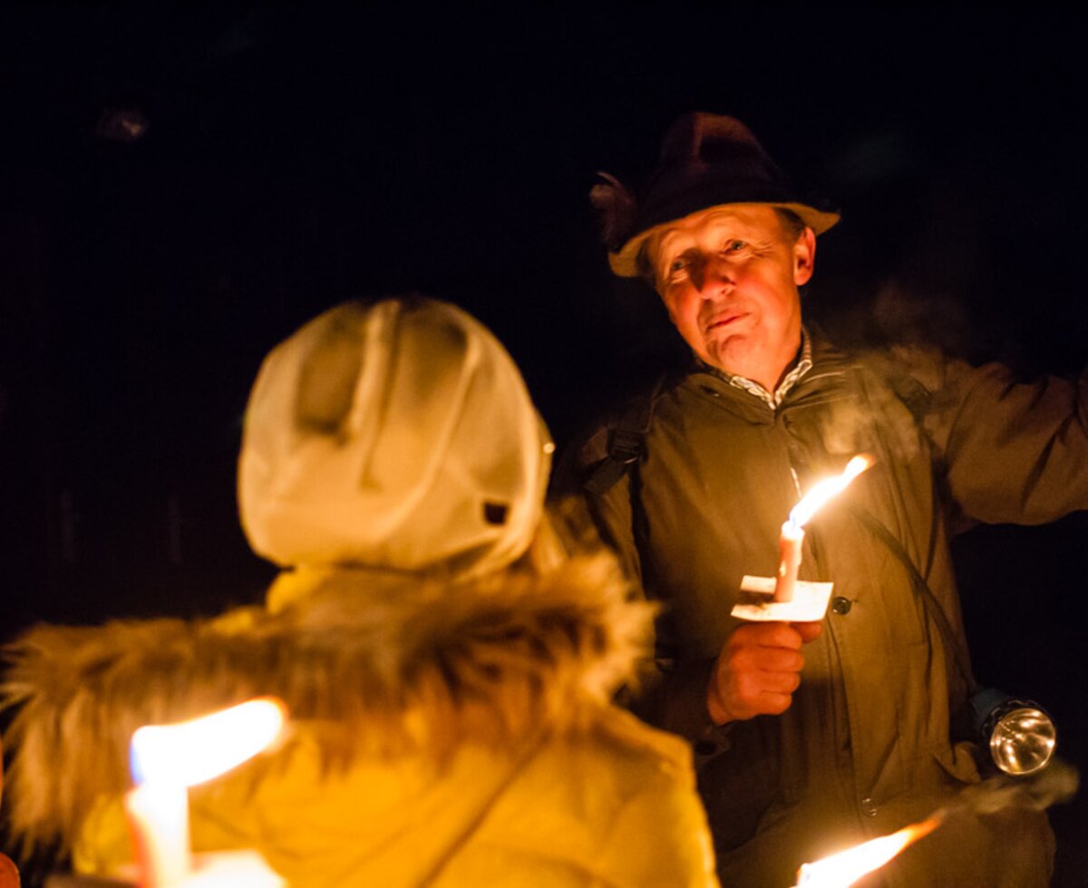 Bauer Hans Greischberger führt bei einer mysthischen Fackelwanderung durch den Teufelsgraben in Seeham im Salzburger Seenland. | © Urlaub am Bauernhof im SalzburgerLand / Matthias Gruber