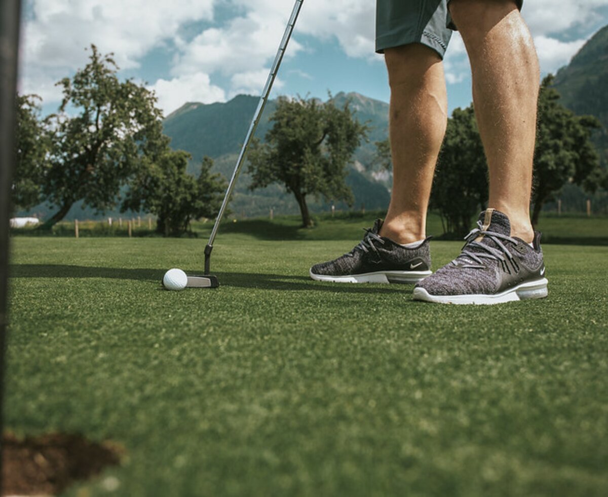 Golfen, Abschlag in Goldegg, Salzburger Sonnenterrasse | © TVB Sonnenterrasse