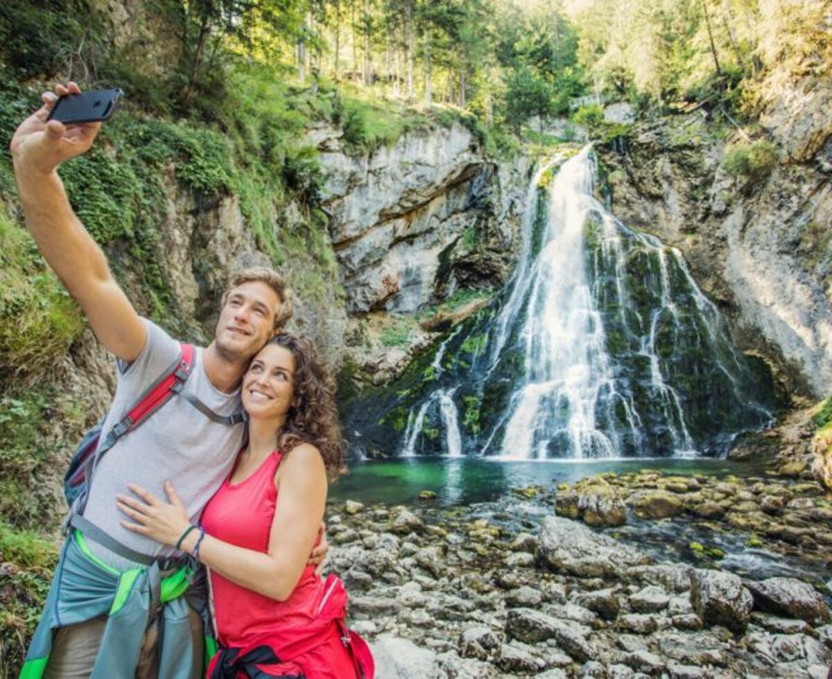 Gollinger Wasserfall mit Personen im Vordergrund, dass ein Selfie macht, Golling, Tennengau, Salzburger Land | © Salzburger Land Tourismus