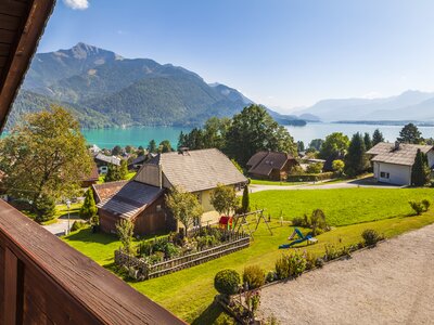 Blick auf den Wolfgangsee vom Balkon des Bio Archehof Eislbauer in Sankt Gilgen am Wolfgangsee. | © Urlaub am Bauernhof im SalzburgerLand / Bernd Suppan