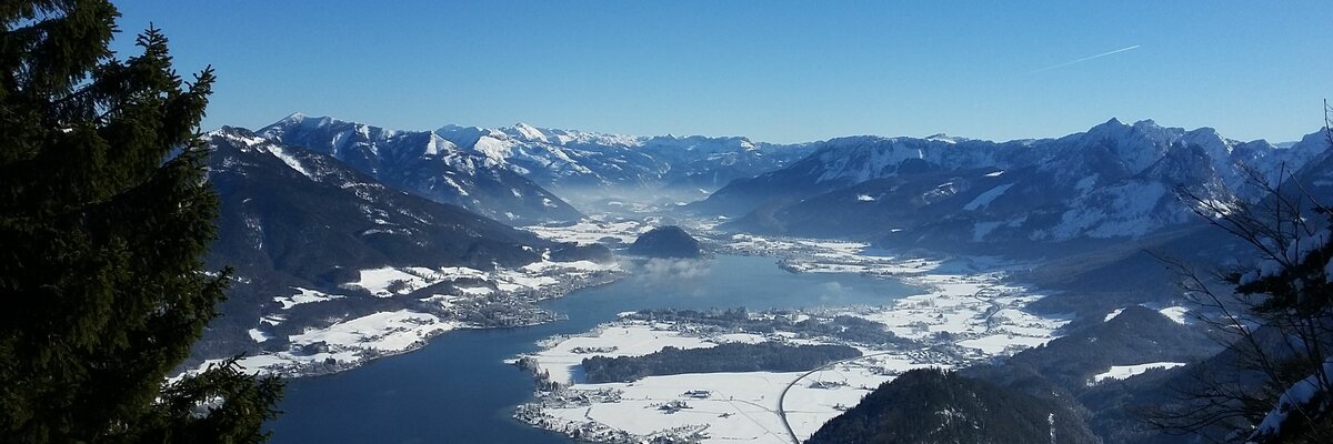 View from the Zwölferhorn to the wintry Wolfgangsee in SalzburgerLand | © Urlaub am Bauernhof im SalzburgerLand / Margret Appesbacher