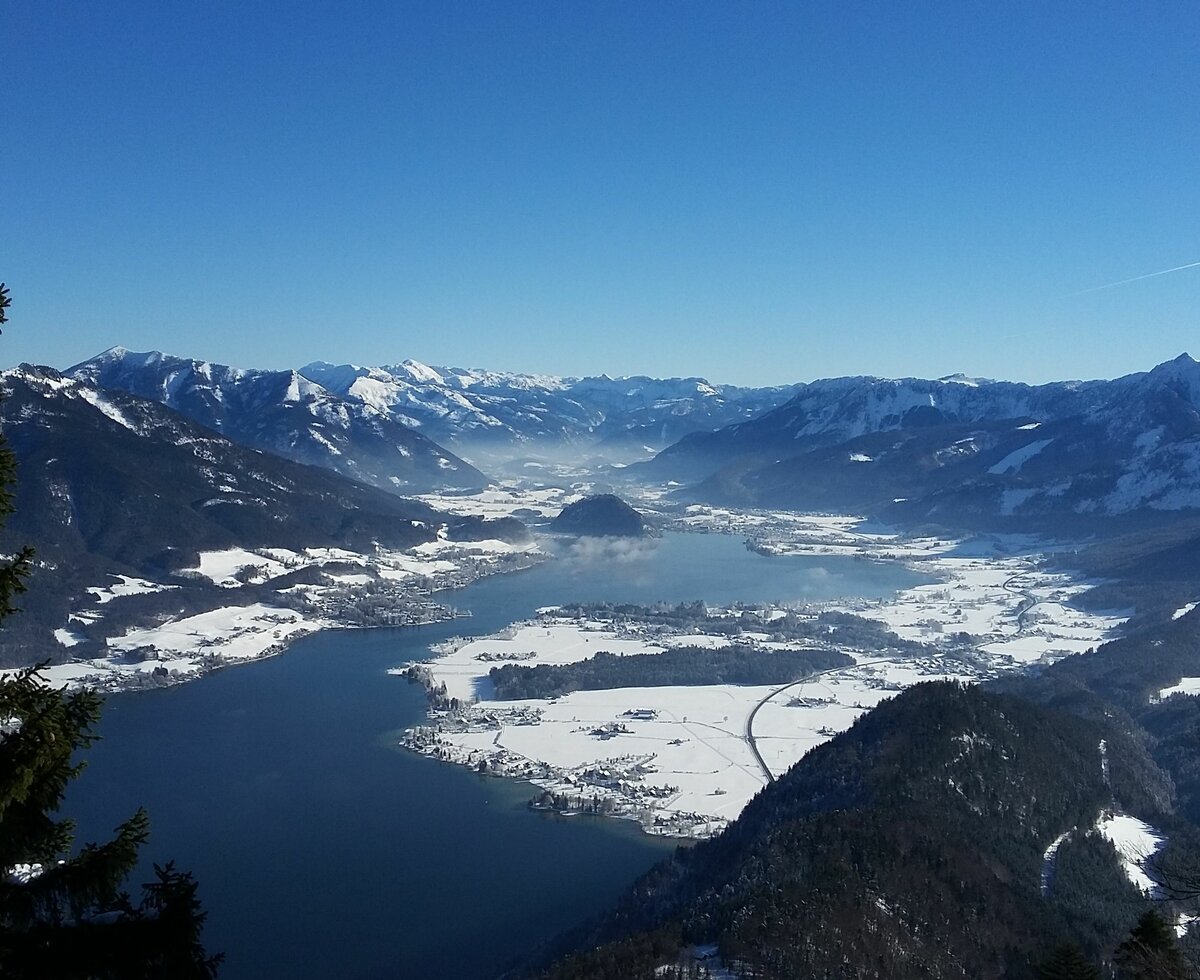 View from the Zwölferhorn to the wintry Wolfgangsee in SalzburgerLand | © Urlaub am Bauernhof im SalzburgerLand / Margret Appesbacher