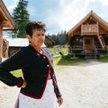 Sennerin vor ihrer Almhütte, Ritzingerhütte, Steiermark | © Urlaub am Bauernhof Steiermark / Daniel Gollner