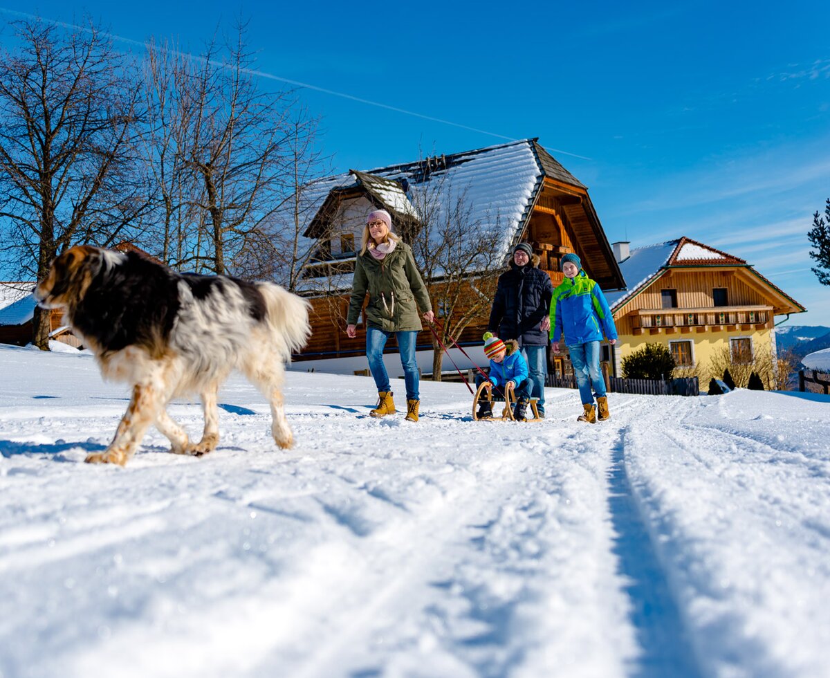 Eine Familie macht einen Winterspaziergang, Urlaubsregion Murau-Murtal, Steiermark | © Urlaub am Bauernhof Steiermark / Wolfgang Spekner