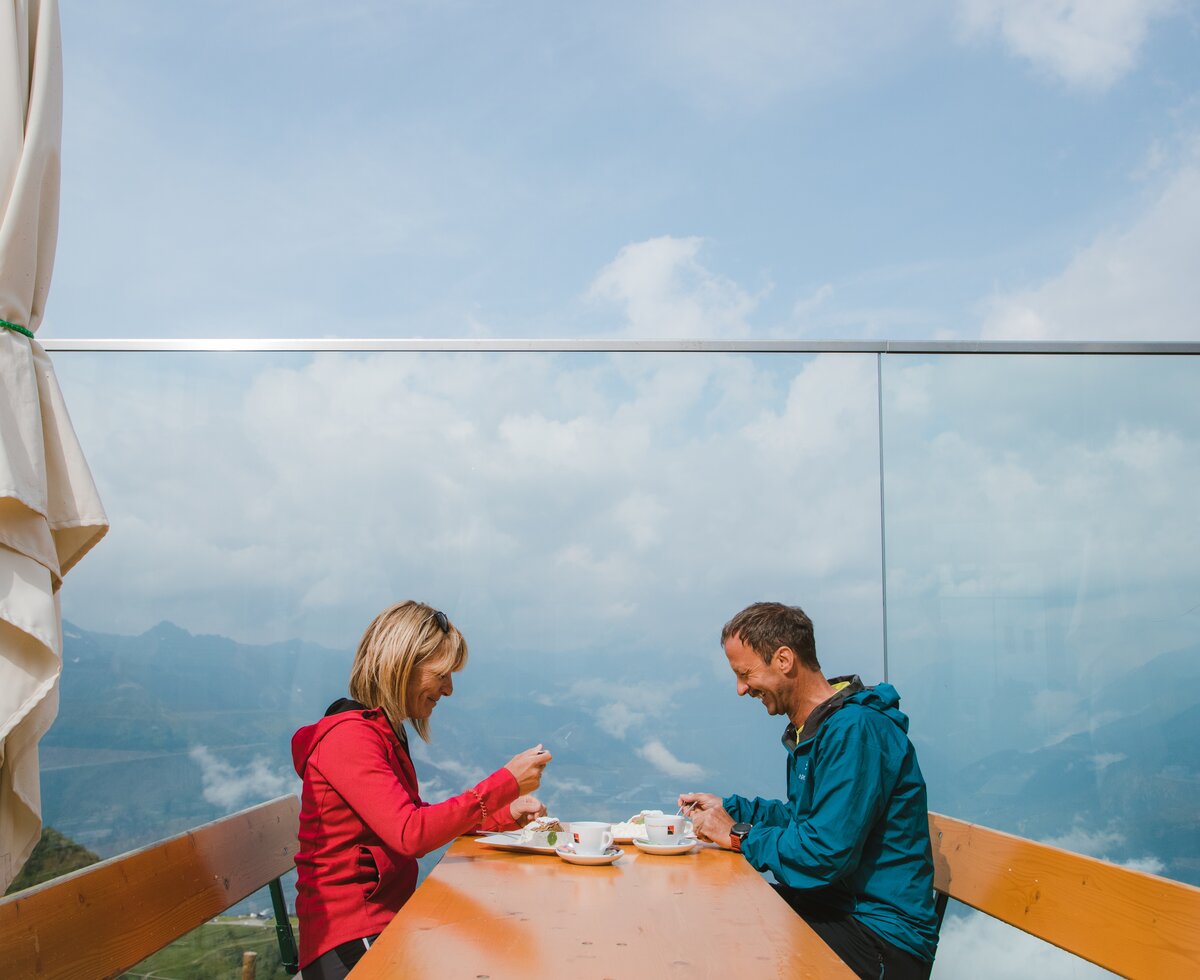 Adlerlounge Kaffee und Kuchen | © TVB Osttirol/ Elias Bachmann