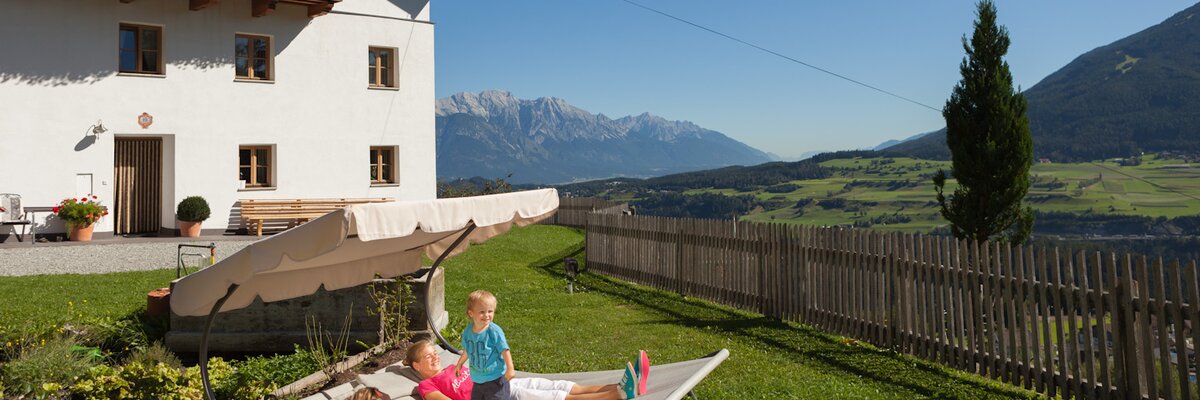 Kinder am Bauernhof in der Sonne | © Urlaub am Bauernhof - Mario Webhofer