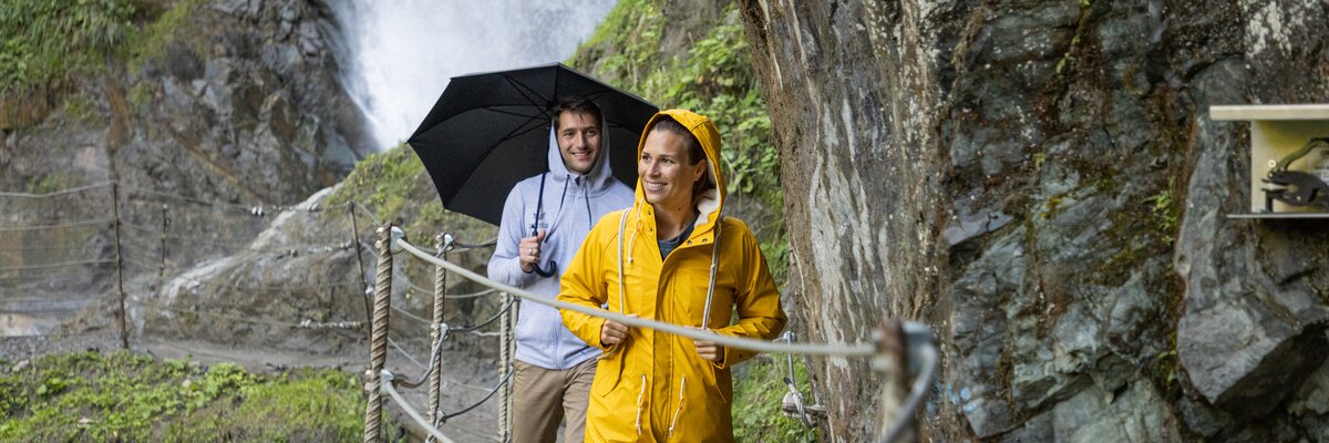 Im Regen am Eifersbacher Wasserfall | © Mirja Geh