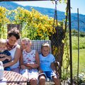 Mutter mit Kindern auf der Schaukel im Freien | © Urlaub am Bauernhof Vorarlberg / Daniel Gollner