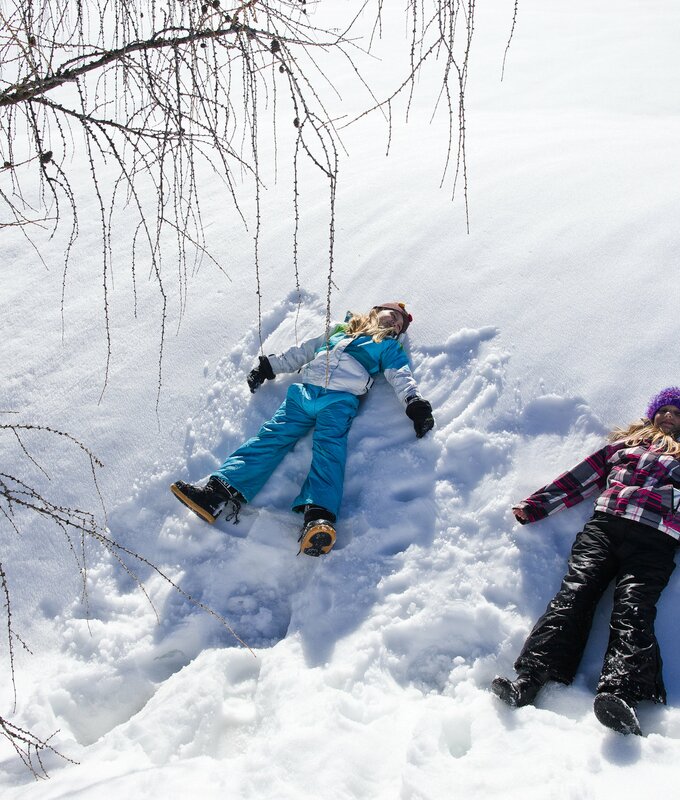 zwei Kinder liegen im Schnee und machen Schneeengel | © Alpenregion Bludenz Tourismus / Dietmar Walser