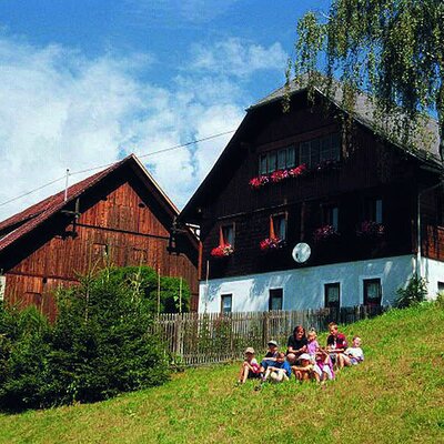 Löscher farm with children