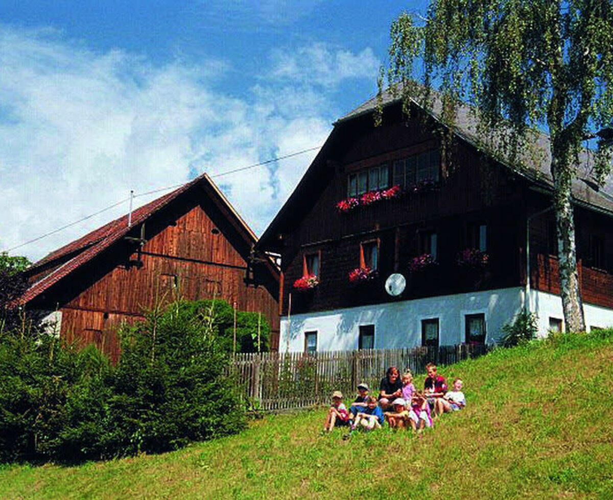 Löscher farm with children