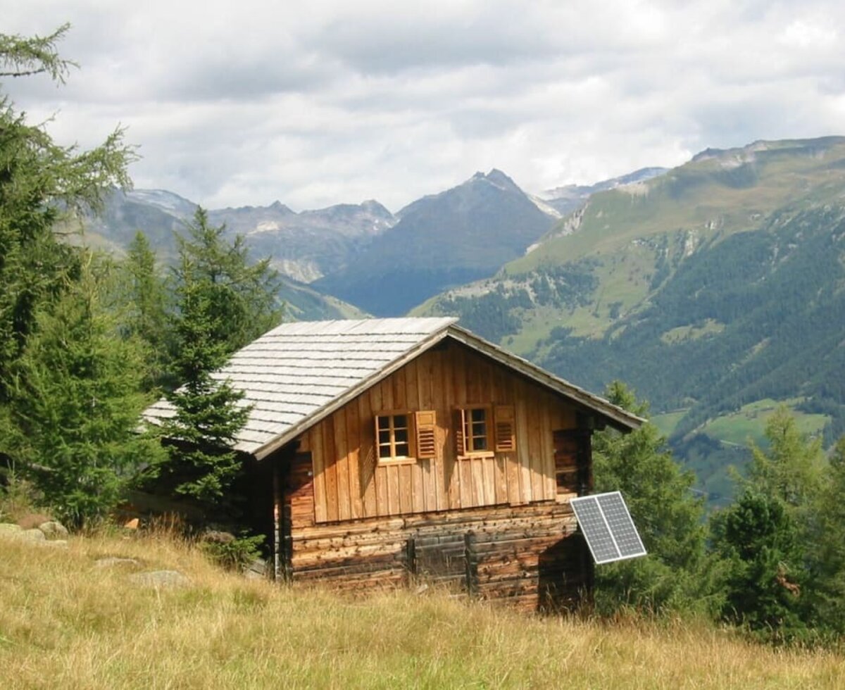 The hut with the sleeping rooms of the Lader Alpine Hut