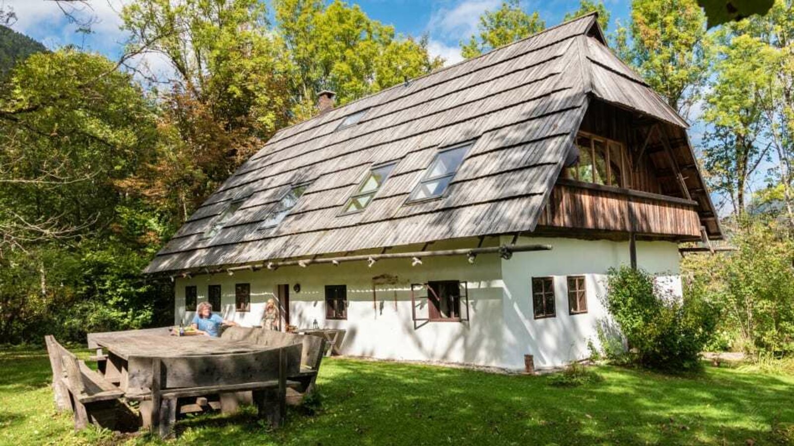 Raunighof with large table in the garden