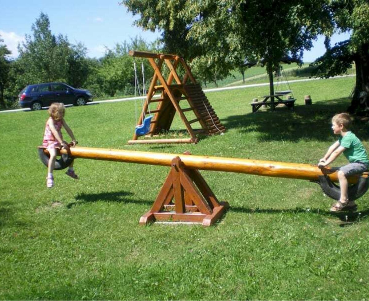 Seesaw swing