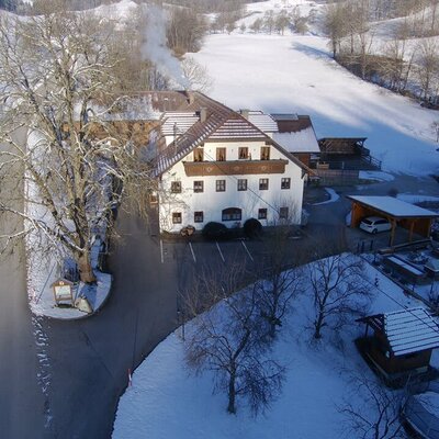 Are you looking for the peace and quiet, the noble glitter and sparkle on our snow-covered meadows and forests? There you are on our holiday farm "Pfaffenlehen", which is surrounded by the murmur of the stream. Our holiday farm is located in the Limestone Alps National Park region and is the perfect starting point for fantastic snowshoe hikes and toboggan tours in our unique nature.