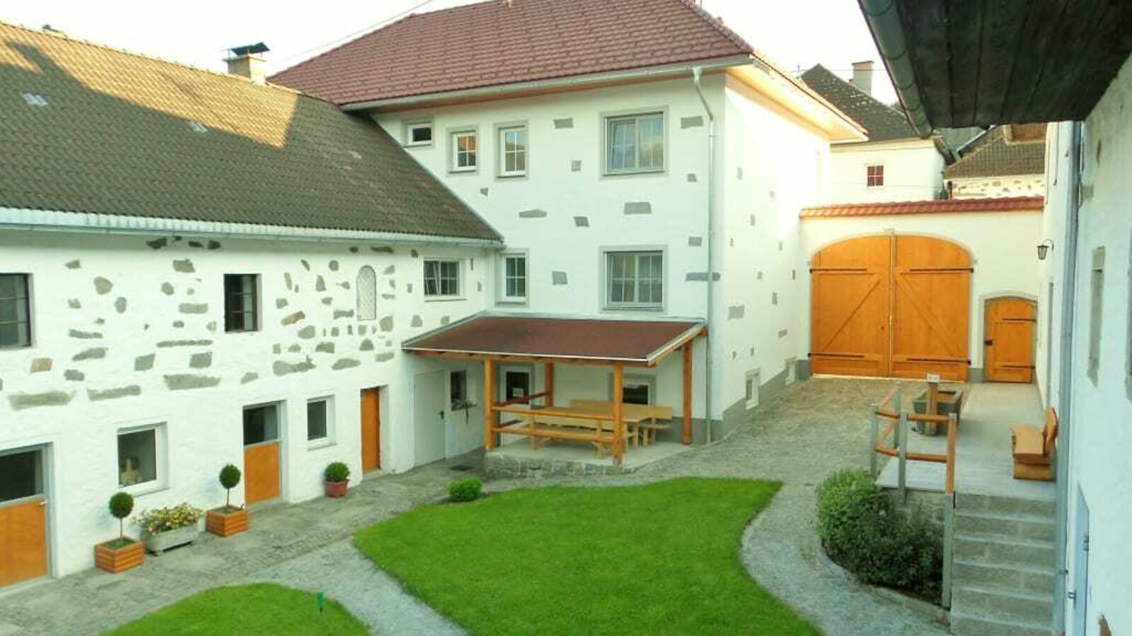 Inner courtyard of the Fuchsnhof in summer.