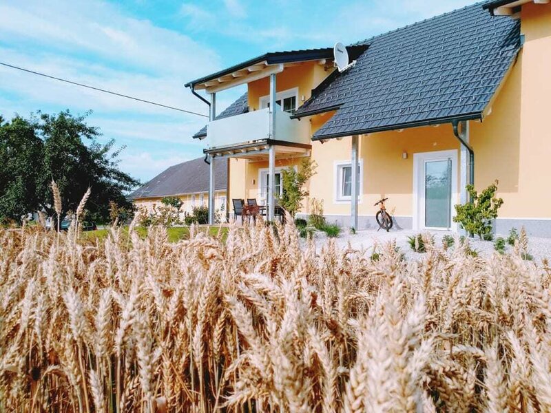 Presshaus with cornfield2