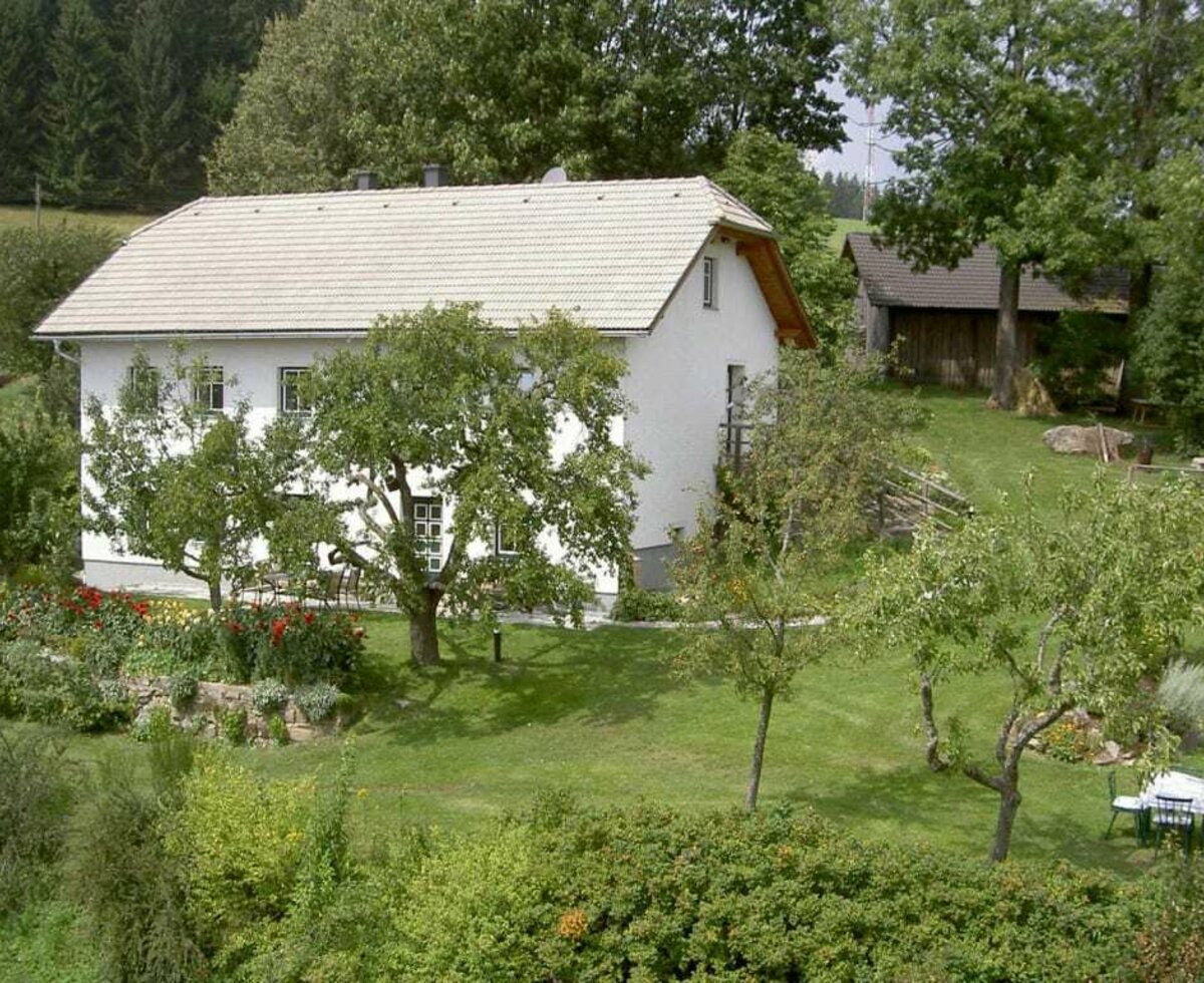 Cosy living in a rustic, modern country house in the open stone style typical of the Mühlviertel region.