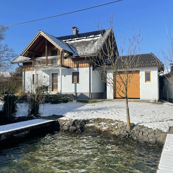 dastraunseehaus during winter