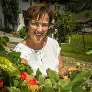 Margarete Hetteger beim Gartenarbeiten. | © Hinterhub/ Bernd Suppan