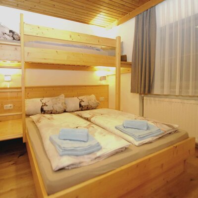 apartment Rettenegg - room with double bed and bunk bed