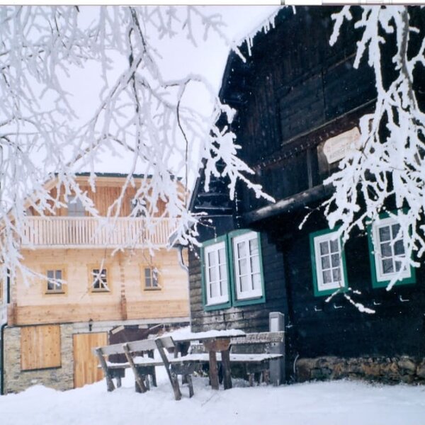 beide Hütten im Winter