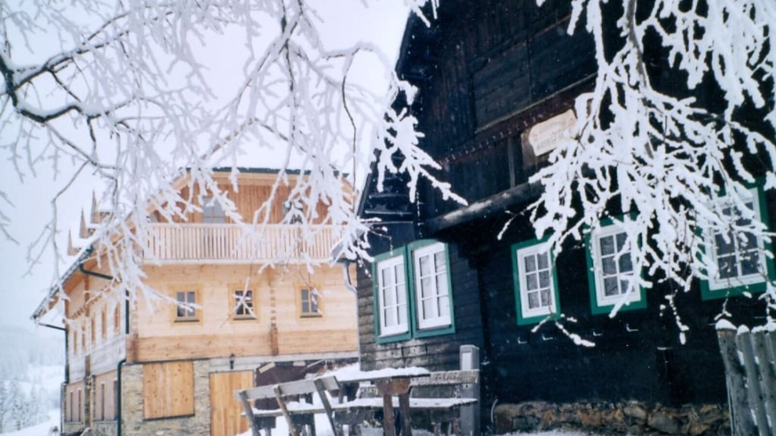 beide Hütten im Winter