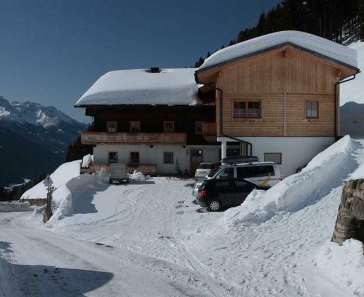 Schuistlhof farm in winter