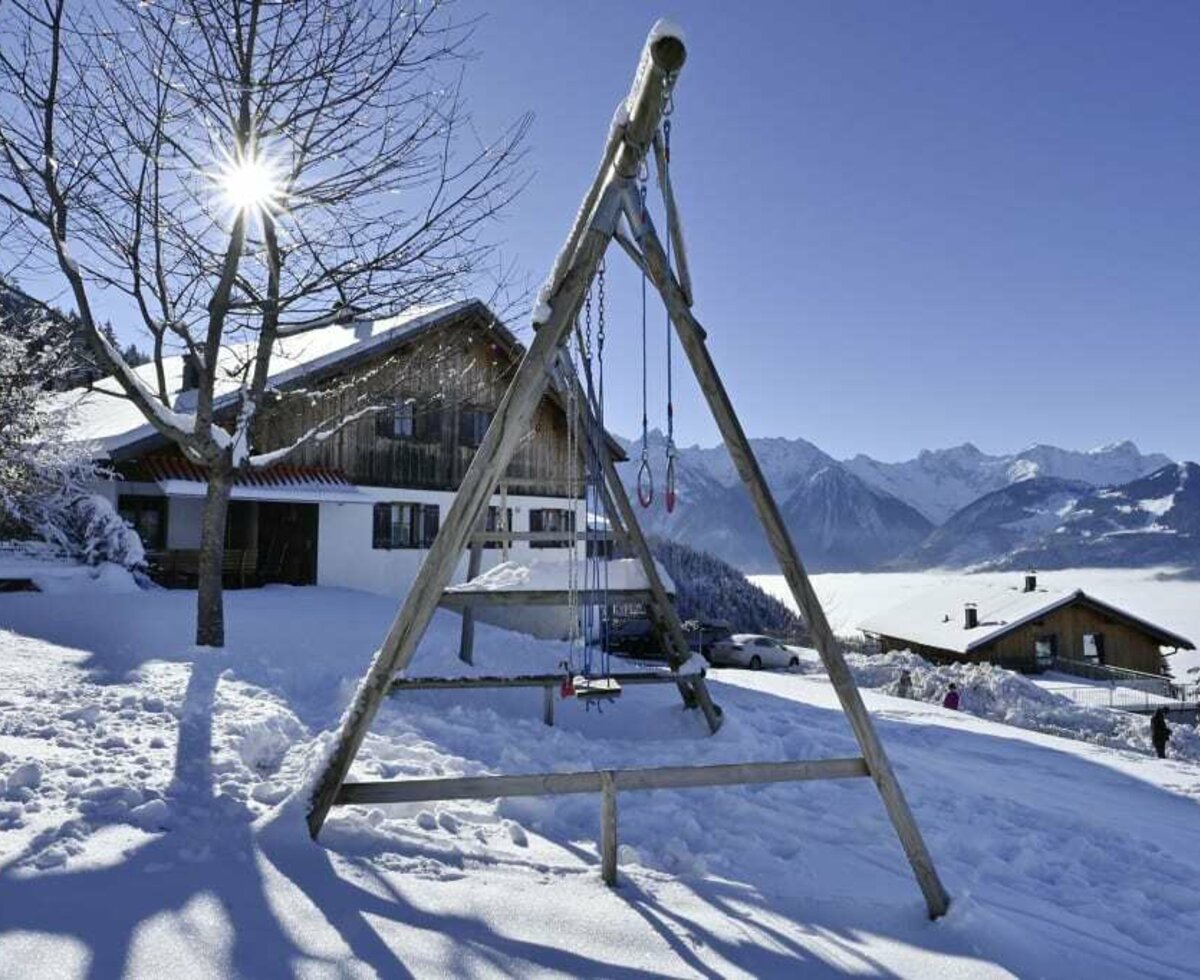 A view of the Berghof Burtscher in winter.