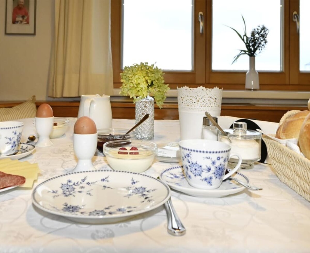 Here you can see the breakfast room with a view at the Kaufmann holiday farm.